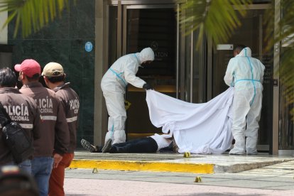 El cadáver del abogado Walter Vallejo Pino quedó tendido en la puerta de ingreso de un hotel de Guayaquil.