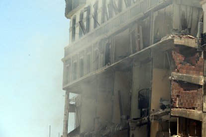 Fotografía de la zona donde se registro una explosión hoy, en La Habana (Cuba). Las autoridades de Cuba señalaron que la cifra preliminar de víctimas tras la explosión registrada este viernes en el hotel Saratoga de La Habana es de al menos ocho fallecidos, 13 personas desaparecidas y una treintena de hospitalizados. EFE/ Ernesto Mastrascusa