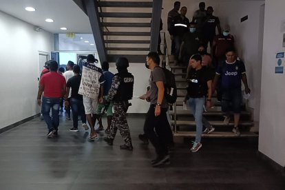 Los aprehendidos son llevados a una unidad judicial para