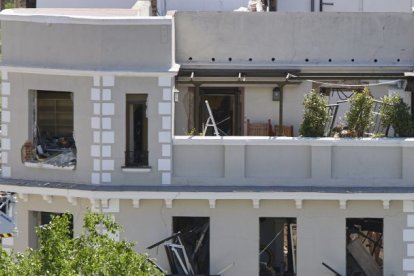 El edificio de cuatro plantas siniestrado fue evacuado luego de la explosión. Dos hombres murieron en el percance.