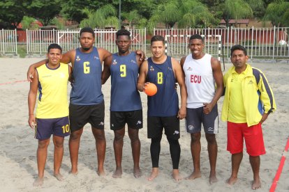 Ecuador: Gerdy Litardo, Jhonny Nieves, Eduardo Quiñónez, Jefferson Domínguez, Michael Quiñónez y Álex Bustamante, presidente de la Federación de Balonmano.