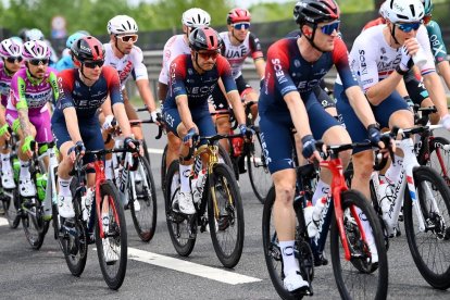 Richard Carapaz dio una primera muestra de por qué es el candidato a ganar la Corsa Rosa.