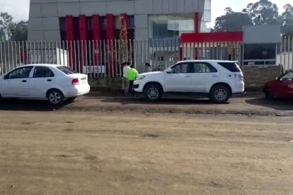 Familiares aguardaron por información en centro forense.