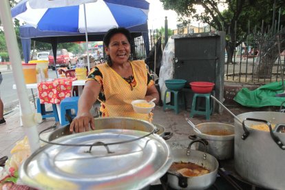 Elena Quishpe es una madre que se dedica a la venta de ‘guatallarín’ en los exteriores de los estadios de Guayaquil. Heredó este trabajo de su progenitora.