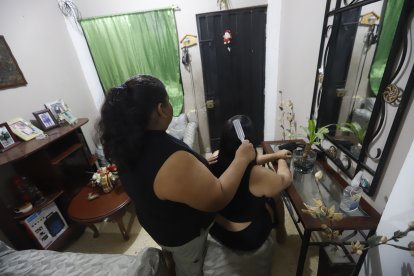 A pesar del asombro por el nuevo oficio de su hija, Jenny le sigue mostrando cariño.