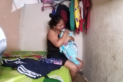 Jenny Chálen abraza la cobija con la que se abriga su hija. Su ropa está en el lugar donde la dejó