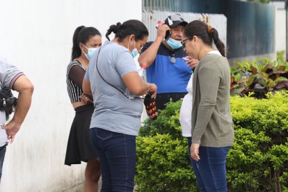 Familiares de Jhon Vega Aguilar acudieron al Laboratorio de Criminalística.