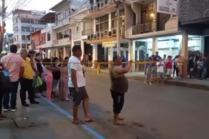 Dos nuevas muertes violentas se registraron en Esmeraldas la tarde y noche de este sábado 7 de mayo de 2022, en pleno estado de excepción. 
La primera fue la del joven empresario Álex Veira Cheme, de 34 años, propietario de la boutique Ellos y Ellas, ubicada en las calles Sucre y Manuela Cañizares, a pocas cuadras de la Gobernación de Esmeraldas. 
Según datos de la policía, una persona afrodescendiente habría ingresado hasta el local a eso de las 17:30 y le propinó varios impactos de bala.
Hasta el momento se desconoce las causas del atentado, pero se informó que Veira habría tenido amenazas luego del asalto que sufrió el 11 de enero del 2022. 
“Tiene algunos impactos de bala, presumimos que el asesinato se cometió con una pistola 9 milímetros. Solo una persona entra en el local y le propina varios disparos”, confirmó el mayor Santiago Viteri, encargado del operativo. 
La otra muerte violenta ocurrió en el sector Santas Vainas, donde a eso de las 19:00 un padre de familia perdió la vida al tratar de reclamar a delincuentes que estaban asaltando a su hija. Los antisociales no repararon ni un instante en el daño y le dispararon cruelmente.