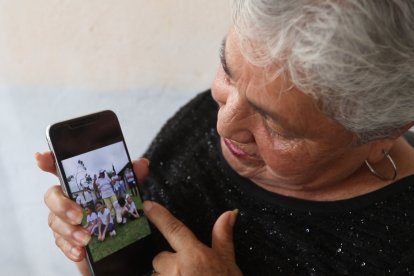 Colombina mira una foto en la que posó junto a cuatro de sus 'hijitos'. Ellos son los más chiquitos.
