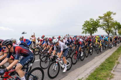 El ciclista ecuatoriano Richard Carapaz se mantuvo en el pelotón principal durante la tercera etapa del Giro de Italia.
