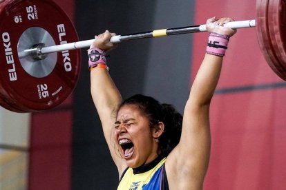 El momento en el que Bella Paredes levantó su último intento que la coronó como campeona mundial junior en levantamiento de pesas.