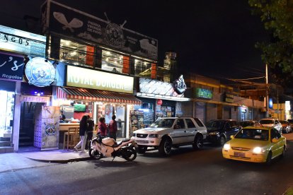 Zona encendida. Casi 200 mil personas recorren esta popular calle del norte de Quito. 

Hay mucha variedad a la hora de escoger. Los precios son asequibles para todos.