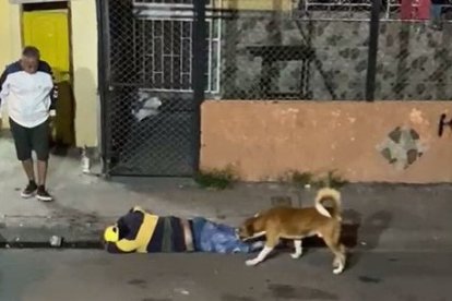 El cadáver de una de las cinco víctimas quedó sobre la calzada.