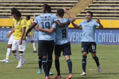 Lisandro Alzugaray (c) fue la figura del Trencito al marcar un doblete en la victoria sobre Gualaceo.