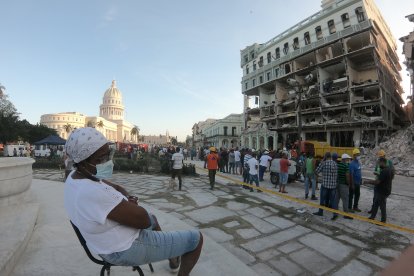 Vista de la zona donde ocurrió una explosión ayer en el Hotel Saratoga, en La Habana (Cuba). La cantidad de fallecidos por la explosión ocurrida la víspera en el hotel Saratoga en La Habana aumentó a 26, incluida una turista española, informaron este sábado las autoridades cubanas. EFE/Ernesto Mastrascusa