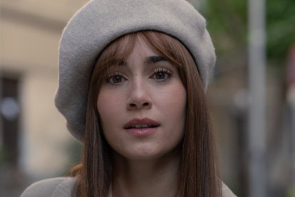 Aitana interpreta a una joven pianista que se prepara para una audición y su vecino no la deja.