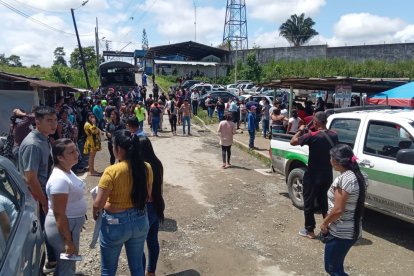 La angustia y desesperación de los familiares de los presos, fuera de la cárcel que este lunes fue escenario del horror.