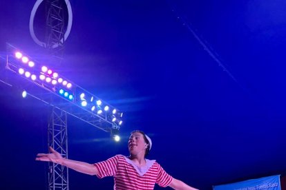 Está a cargo del espectáculo sobre hielo. Pese a su edad, es un líder.