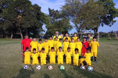 David Bravo, con varios de los chicos de la escuela de fútbol.