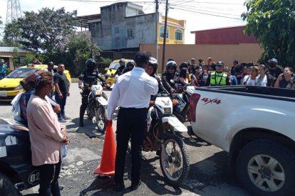 Desesperación afuera del recinto carcelario donde este 9 de mayo murieron 43 presos.