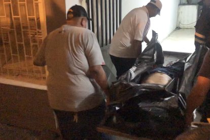 El cuerpo de Elvis Pisco Montoya fue trasladado a la morgue de Babahoyo.