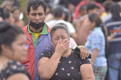 Familiares de los reos estaban desconsolados por la matanza.