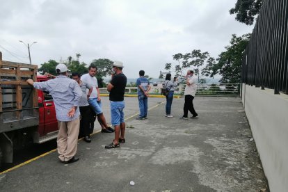 Familiares del joven fallecido esperaban esta tarde fuera de la morgue para retirar su cuerpo y velarlo.