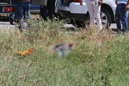 El cuerpo hallado a un costado del kilómetro 8 de la vía Durán-Tambo tenía ropa de color azul.