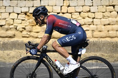 Richard Carapaz estrenó bicicleta en la primera etapa de montaña de la Corsa Rosa.