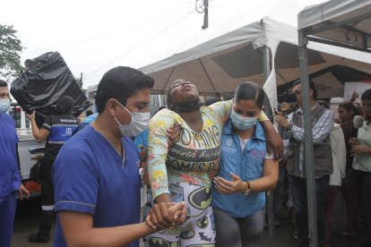 La señora, quien además está embarazada, debió recibir asistencia de los paramédicos tras conocer que a su esposo lo habían decapitado.