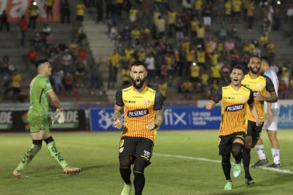 El ariete uruguayo Gonzalo Mastriani marcó tres goles para el Ídolo.