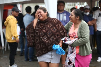Familiares de reos fallecidos en la cárcel Bellavista se lamentan hoy en Santo Domingo de los Tsáchilas (Ecuador). La crisis carcelaria de Ecuador vivió este lunes un nuevo baño de sangre donde fueron masacrados y asesinados al menos 44 presos en la prisión de Santo Domingo de los Tsáchilas, con lo que superó los 400 reclusos reclusos fallecidos en enfrentamientos entre bandas rivales en poco más de dos años. EFE/José Jácome