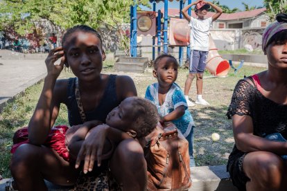 Retrato de una mujer con su hijo en brazos que asegura esperar a que retorne la paz para regresar a su hogar, durante una entrevista con Efe, hoy, en Puerto Príncipe (Haití). La guerra entre bandas en el área metropolitana de Puerto Príncipe ha obligado a miles de haitianos a huir a zonas más seguras, pero su llegada está generando recelo en los lugares de acogida, donde algunos son rechazados por el temor a que haya bandidos entre los desplazados. Los enfrentamientos entre las pandillas 400 Mawozo y Chen Mechan, que se desataron el pasado 24 de abril, han obligado a por lo menos 9.000 personas a abandonar sus domicilios en las últimas semanas, según el último balance de Naciones Unidas, divulgado la semana pasada. EFE/ Johnson Sabin