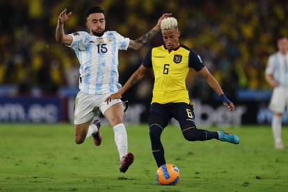 Byron Castillo (d) disputó varios partidos con la selección ecuatoriana de fútbol, en las eliminatorias al Mundial de Catar.