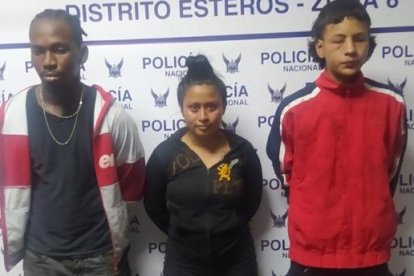 Los dos hombres y la mujer detenida fueron puestos a órdenes de las autoridades.