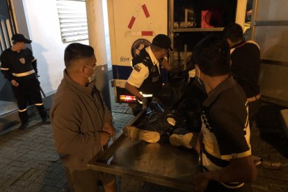 Agentes de tránsito y Policía, cuando retiraban el cadáver.