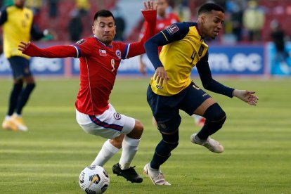 Byron Castillo (d) jugó su segundo partido con la Tricolor, en eliminatorias, precisamente ante Chile.