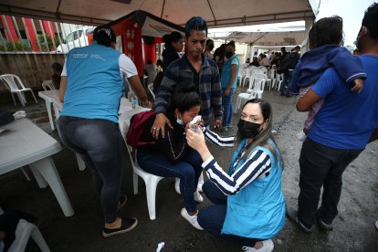 Familiares de reos fallecidos en la cárcel Bellavista se lamentan hoy en las afueras de la morgue de Santo Domingo de los Tsáchilas (Ecuador). La crisis carcelaria de Ecuador vivió este lunes un nuevo baño de sangre donde fueron masacrados y asesinados al menos 44 presos en la prisión de Santo Domingo de los Tsáchilas, con lo que superó los 400 reclusos reclusos fallecidos en enfrentamientos entre bandas rivales en poco más de dos años. EFE/José Jácome
