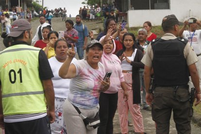 Familiares de los internos de la cárcel de Santo Domingo, desesperados.