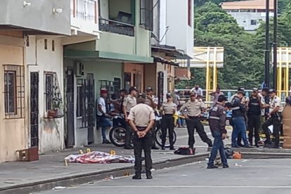 Gendarmes rodean el cuerpo sin vida de alias 'Oreja'.