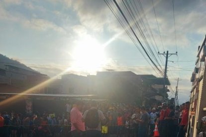 La víctima yace sobre la calzada de una de las principales avenidas de la ciudad manabita.