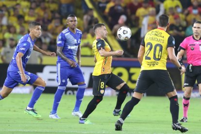 Barcelona y Emelec se enfrentan en el Monumental.