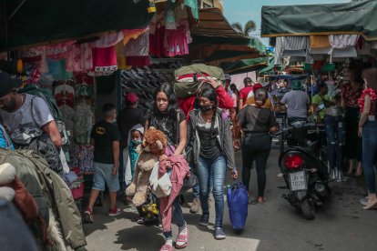 La migración de venezolanos hacia Ecuador y Perú no cesa.