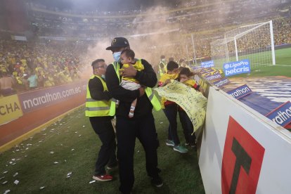 Violencia en el estadio Monumental.