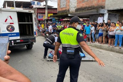 Agentes de tránsito en acción, luego del accidente en el que murió un joven motociclista.