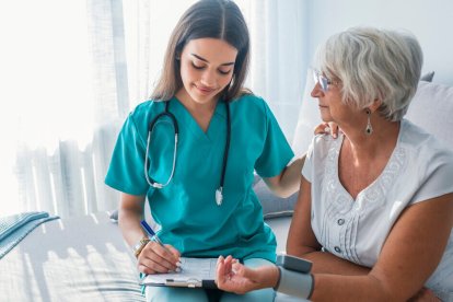 La enfermería es considerada un pilar para el cuidado de la población adulta.