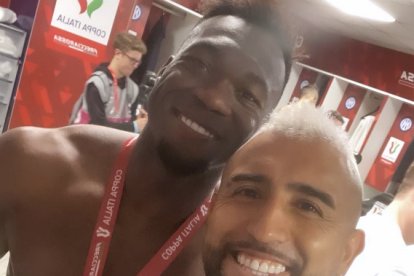 El ecuatoriano Felipe Caicedo (i) celebró con el chileno Arturo Vidal, el título que lograron con el Inter de Milan al ganar la Copa Italia.