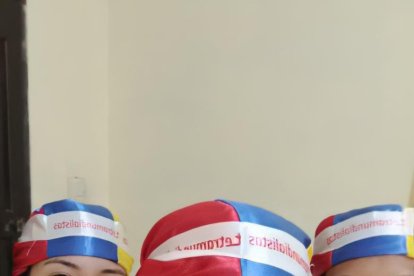 Michelle Guillén, María Fernanda García y Melanie Martínez con el turbante tricolor.