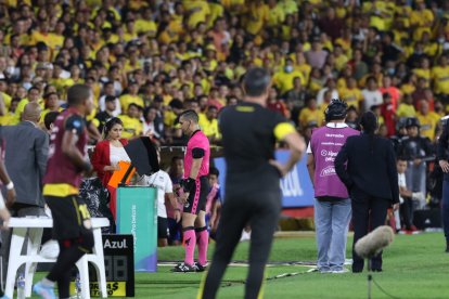 Los hinchas de Barcelona protagonizaron problemas en los graderíos durante el partido contra Emelec.