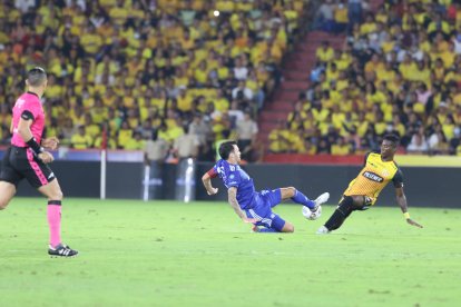 Sebastián Rodríguez (azul), de Emelec, recibió una tarjeta amarilla, luego de una jugada peligrosa ante Adonis Preciado de Barcelona.